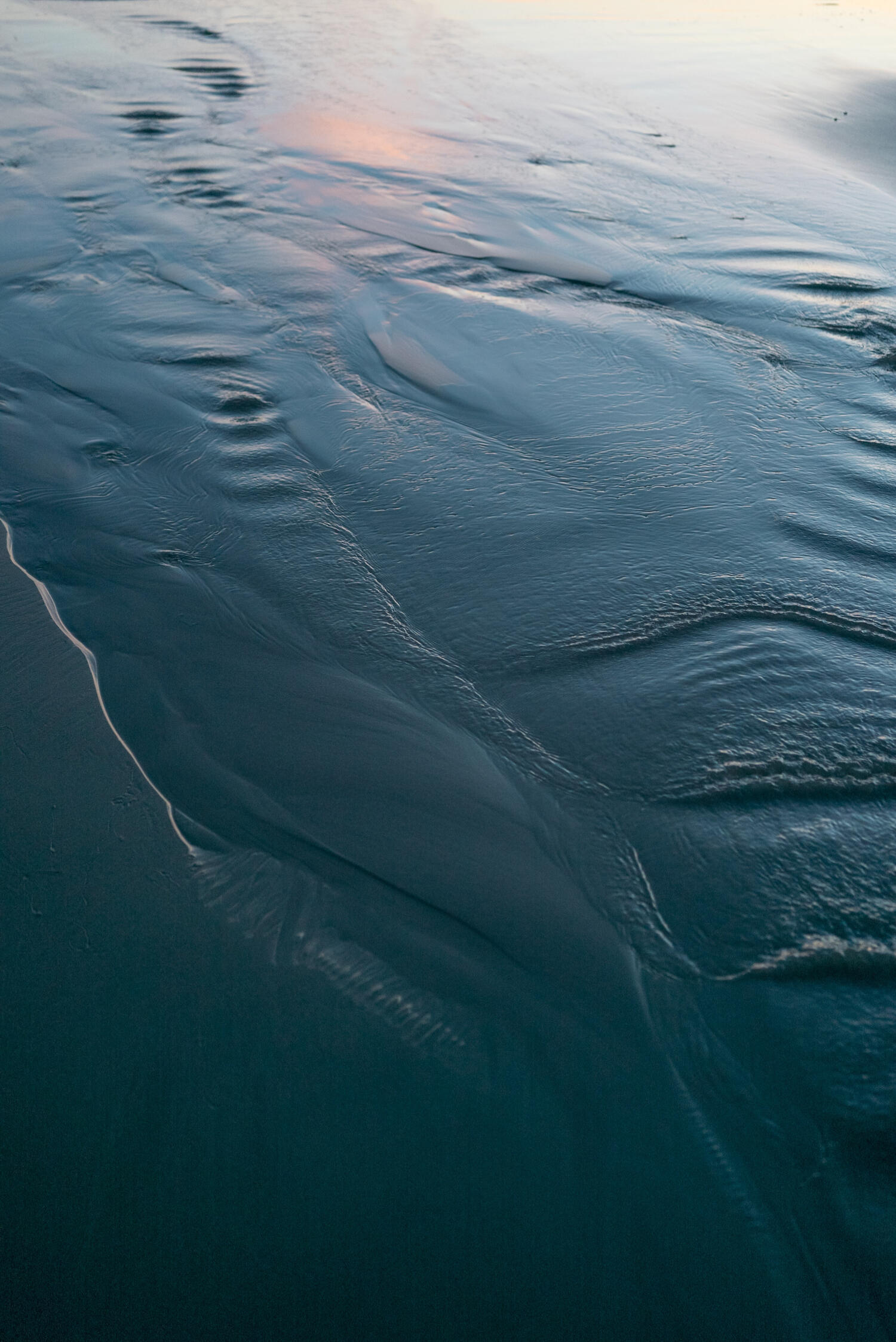 Emergent patterns in wet sand